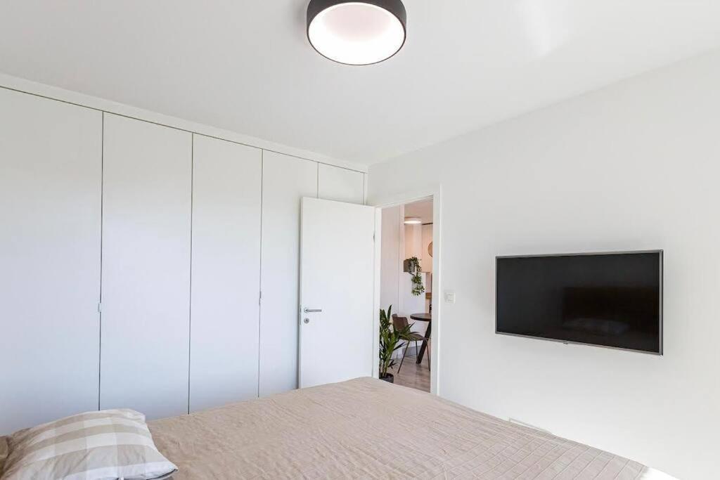 Urban Apartment With Possibility Of Parking Братислава Екстериор снимка