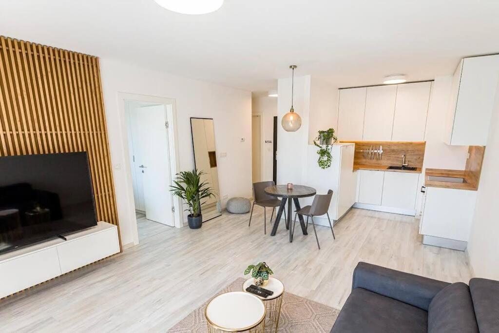 Urban Apartment With Possibility Of Parking Братислава Екстериор снимка