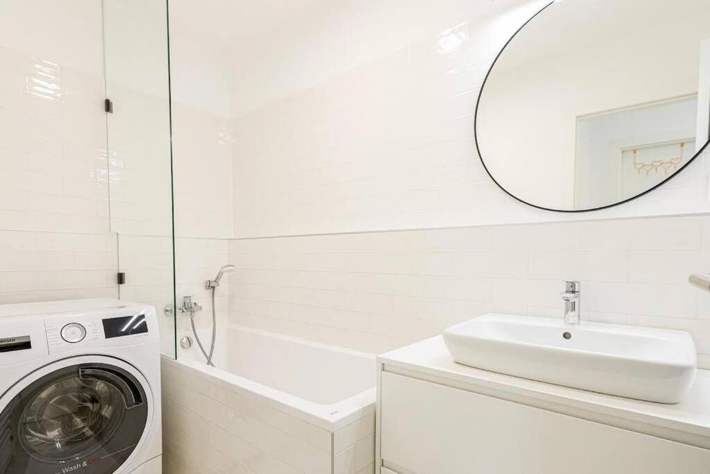 Urban Apartment With Possibility Of Parking Братислава Екстериор снимка